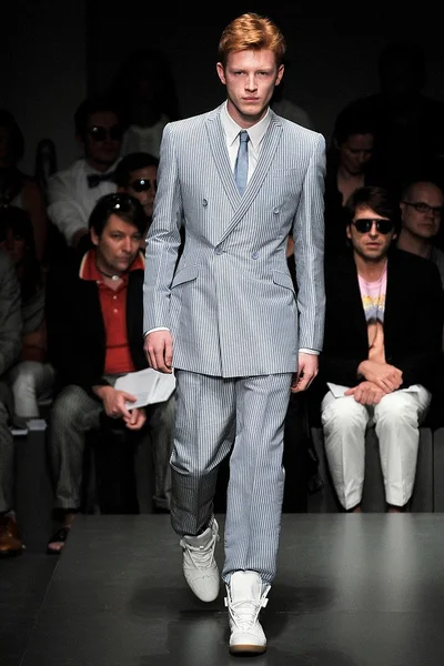 Look 15